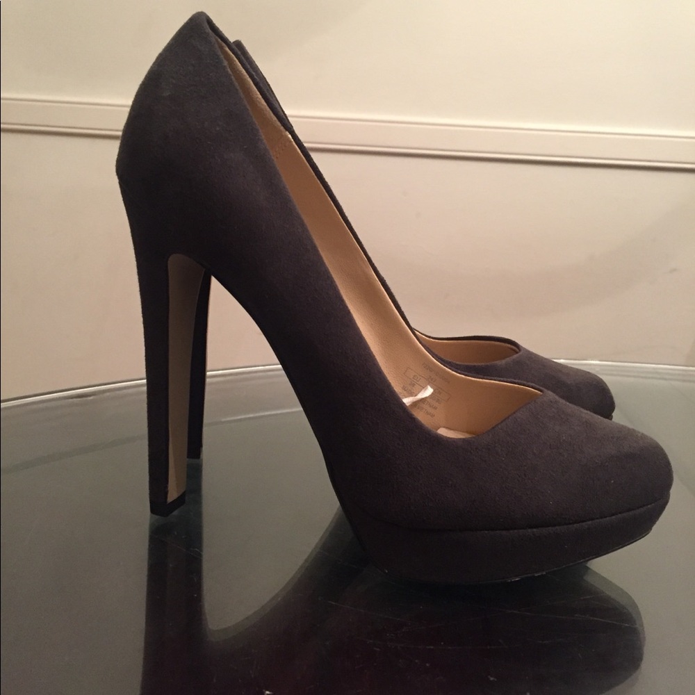 Trafaluc (Zara brand) Gray Suede Platform Pumps